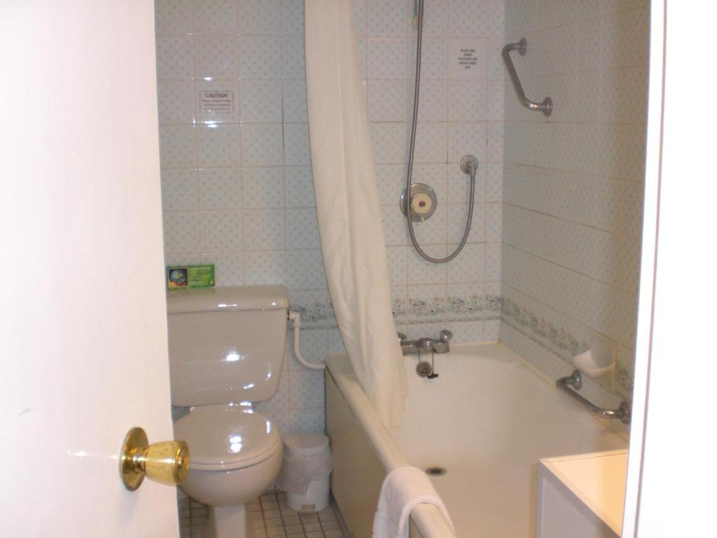 Family Room (2 Adults + 2 Children)